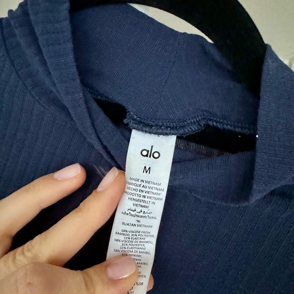 ALO Yoga Ribbed Sea Coast Mockneck Long Sleeve - Navy, Size Medium - Picture 4 of 7